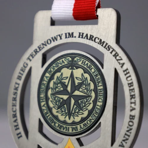 Medal na Harcerski Bieg Terenowy o oryginalnym kształcie ciętym laserowo, który uzupełniliśmy kolorowym nadrukiem - detal góra