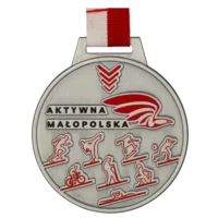 Srebrny, Okrągły Medal z Wypukłym Czerwonym Nadrukiem Przedstawiających Postacie z Różnych Dyscyplin Sportowych