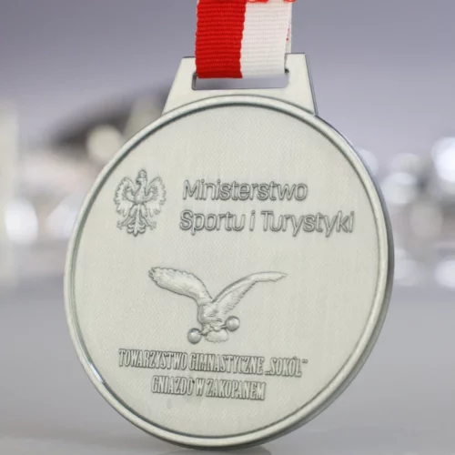 Srebrny, Okrągły Medal z Wypukłym Nadrukiem Przedstawiającym Sokoła i Godło Polski