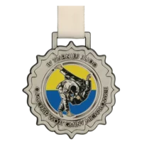 Metalowy Medal z Kolorowym Nadrukiem z Grafiką Walczących Postaci