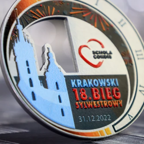 Medal na Krakowski Bieg Sylwestrowy o okrągłym kształcie z kolorowym nadrukiem - detal 2