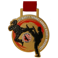 Medal z zawodnikami karate z czerwoną wstążką.