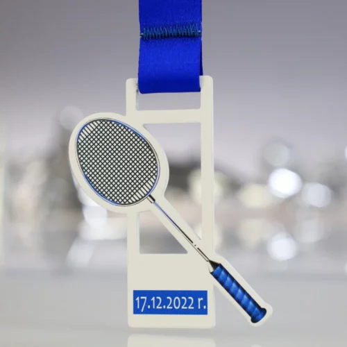 Medal z rakietą do badmintona z niebieską wstążką.
