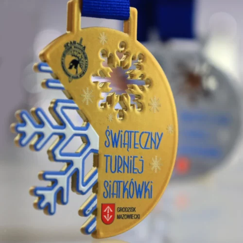 Medal na Świąteczny Turniej Siatkówki w trzech kolorach oraz o oryginalnym kształcie z motywem śnieżynki