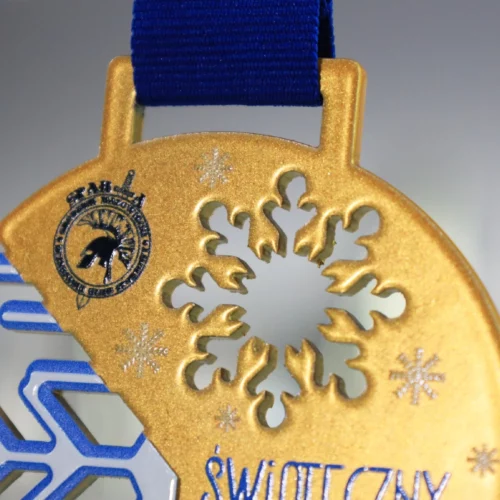 Medal na Świąteczny Turniej Siatkówki w trzech kolorach oraz o oryginalnym kształcie z motywem śnieżynki - detal
