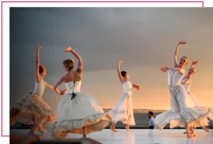 Tańczące Tancerki w Białych Sukienkach
