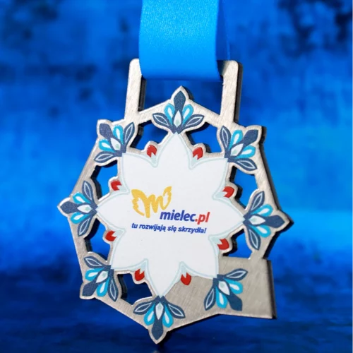 Medale w kształcie śnieżynki na 5. Zimowy Triathlon w Mielcu_3